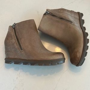 Sorel wedge boots size 8.5 Joan of arc